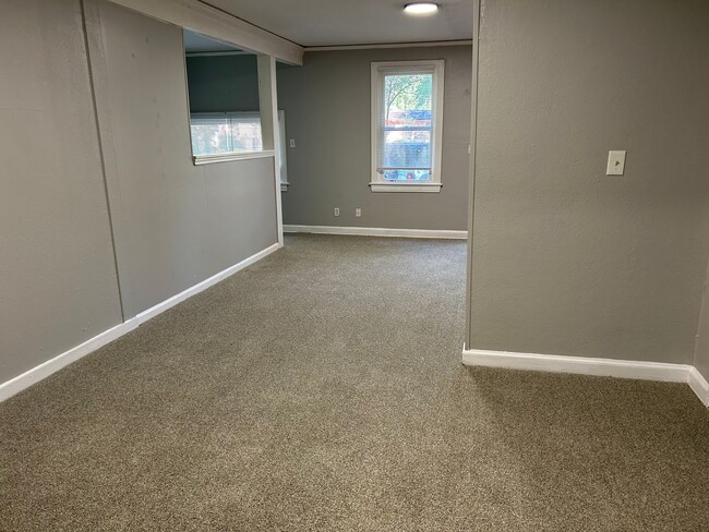 Building Photo - Northisde 2/1 For Rent! MOVE IN SPECIAL!