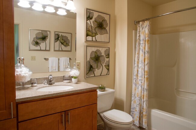 Building Photo - Fully Furnished Two Bedroom Contemporary Style Apartment on the First Floor