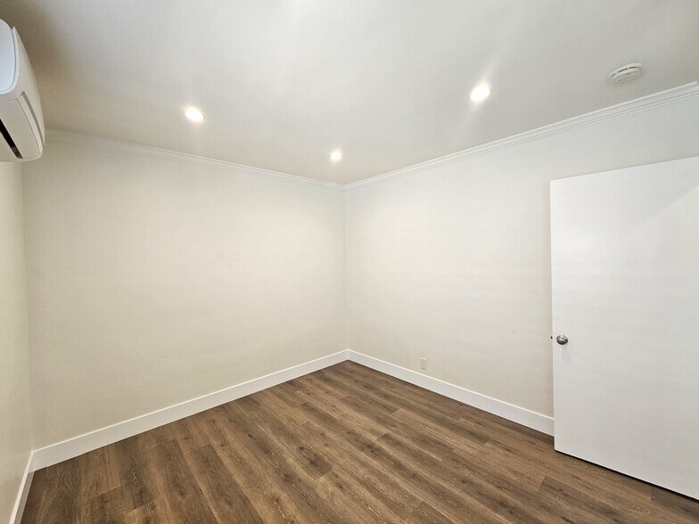 Building Photo - 1604 N Hollywood Way