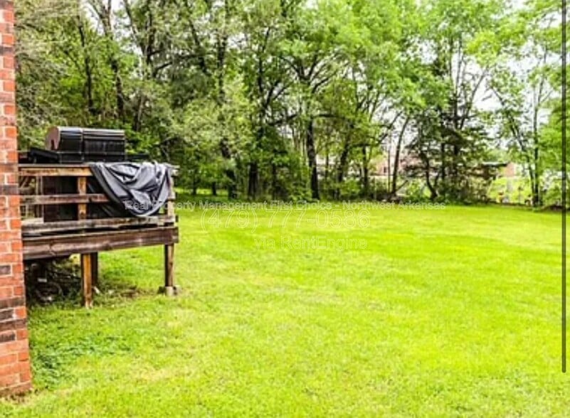 Building Photo - 205 W Parks St