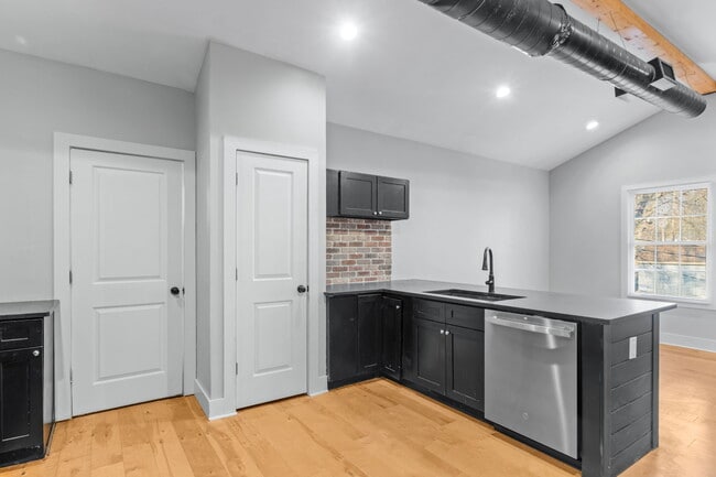 Building Photo - 944 Brent St