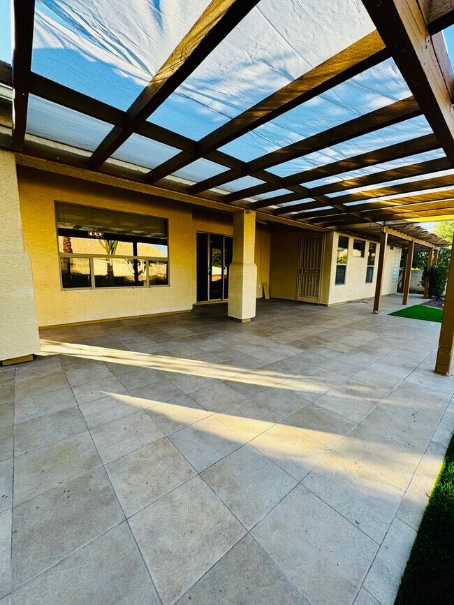 Building Photo - FOR RENT