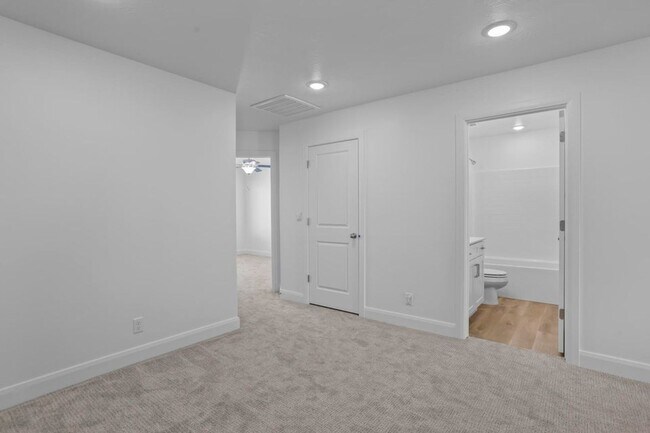 Building Photo - Beautiful 3 Bedroom Townhome in Desert Color. Internet Included!