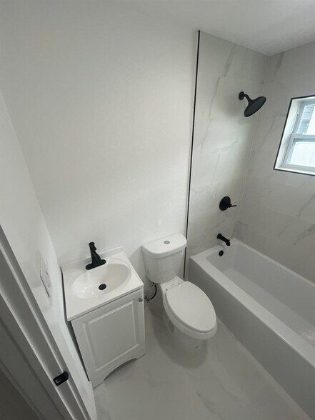 Building Photo - 1457 W 31st St