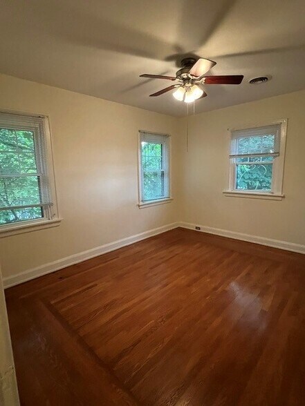 Bright bedroom - 3514 Mooney Ave