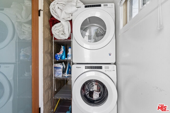 Building Photo - 307 6th Ave