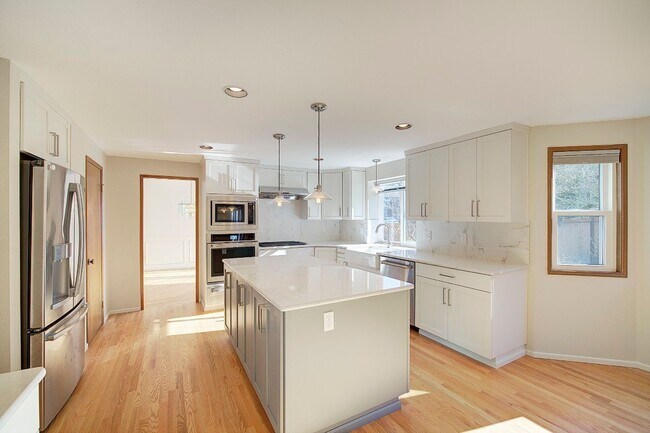 Building Photo - 4Bd/2.5Ba Renton House