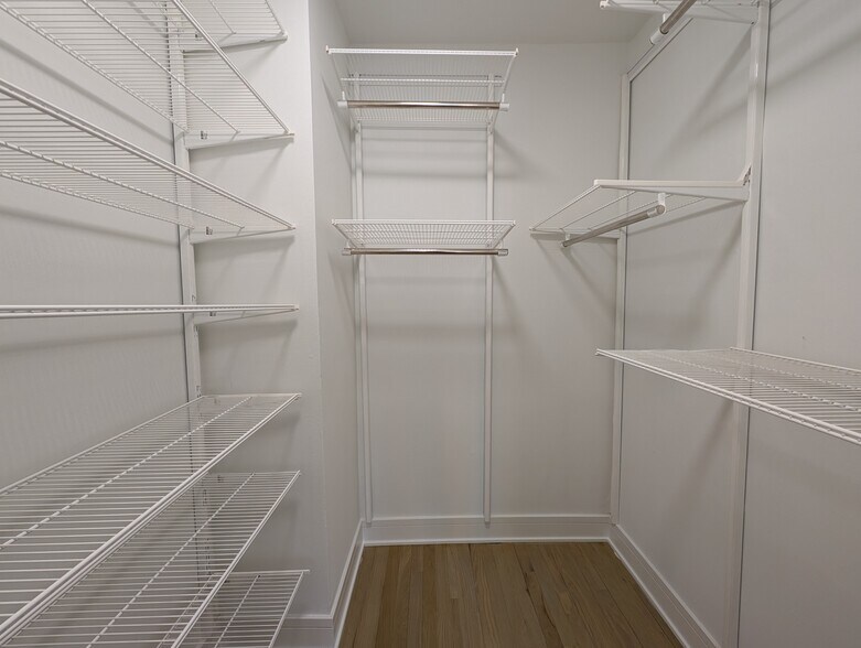 Building Photo - 3763 N Sheffield Ave