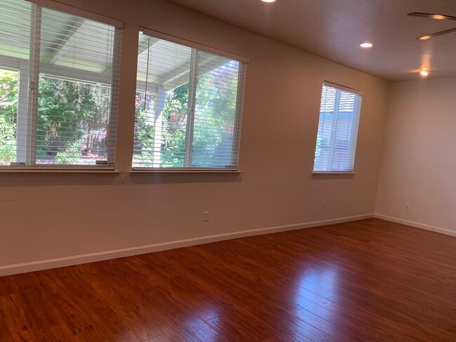 Building Photo - Spacious 4 bedroom 2.5 Bathroom Gold River...