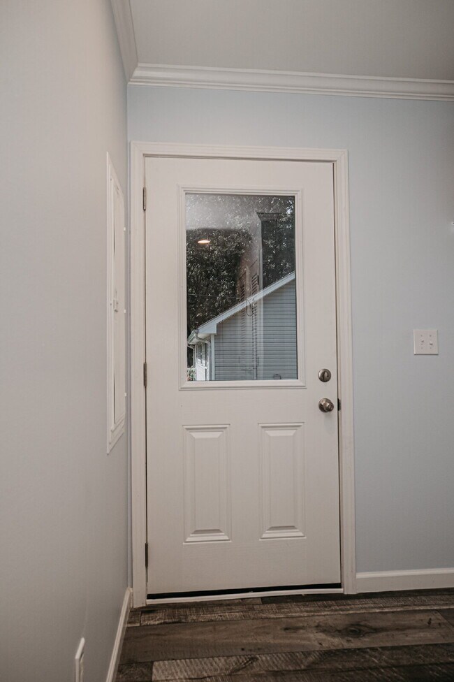 Building Photo - Inviting 3 bed, 2 bath Mount Pleasant rental