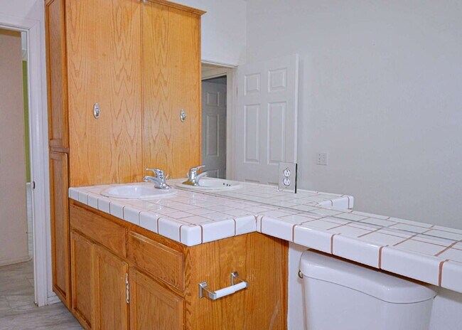 Building Photo - 5/3 Stunner in Cathedral City