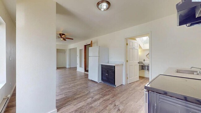 Building Photo - 3 bedroom, 3 bath home in Kennewick