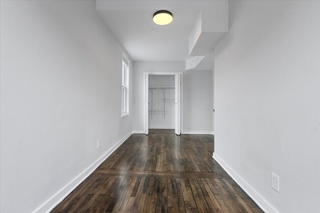 Building Photo - Recently Renovated 2-Bed/1-Bath with In-Un...