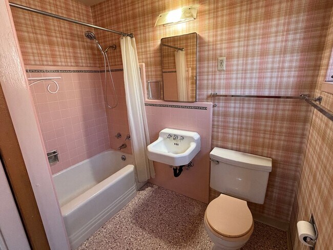 Building Photo - Charming Single Family Home in Old Southwe...
