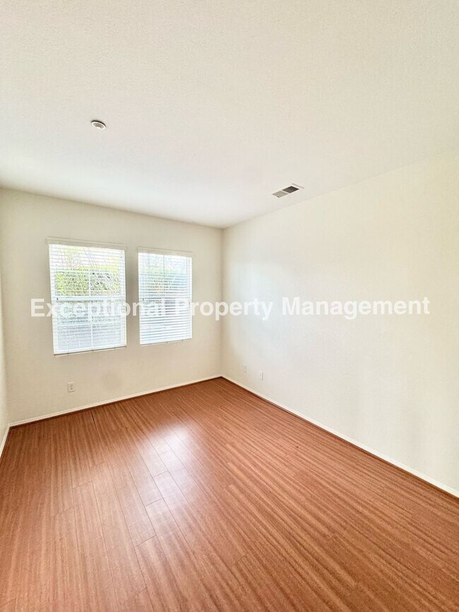 Building Photo - Ready to move in 3 bed 3 bath home