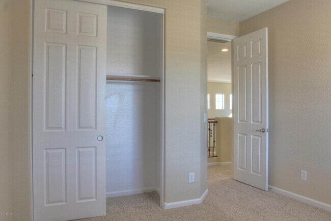 Building Photo - 2413 E Park View Ln