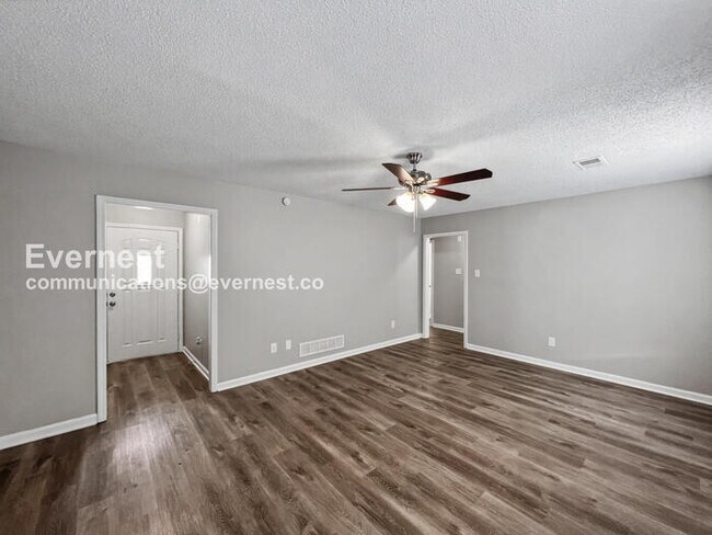 Building Photo - Limited Time Special Offer / 4 Bed, 2 Bath Home with Fenced Yard / Pet-Friendly / Available Now!