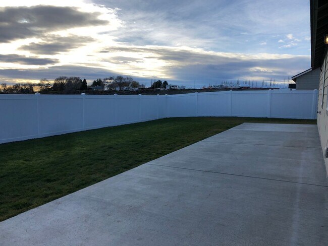 Building Photo - New Edgewood Home in Sagecrest Development!