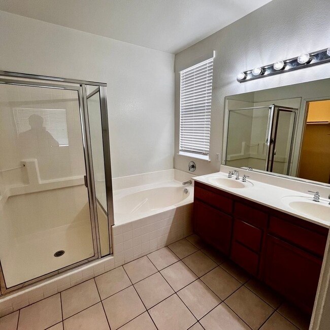 Building Photo - 5 BEDROOM VICTORVILLE HOME