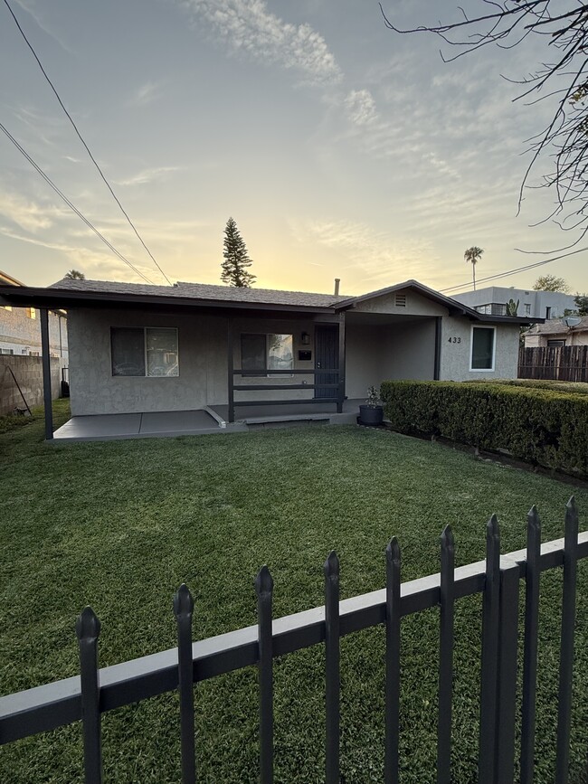 Building Photo - 433 Linda Rosa Ave