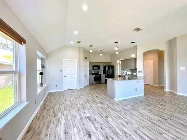 Building Photo - 2526 Lake Dale Ln
