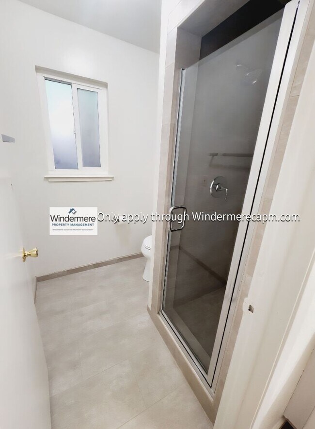 Building Photo - Gorgeous Halfplex in the heart of Carmichael! Available Now!