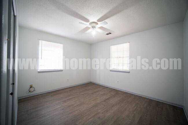 Building Photo - 8209 Woodview Dr E
