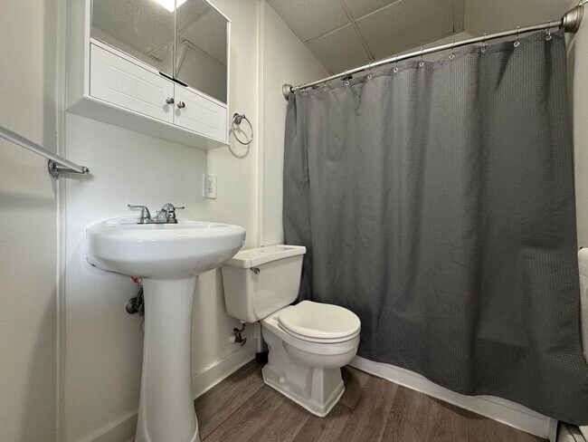 Building Photo - Updated Haverhill 2 Bedroom W/Yard | Avail...