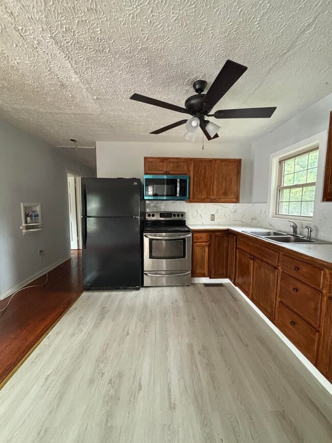 Building Photo - 1733 Holly Dr