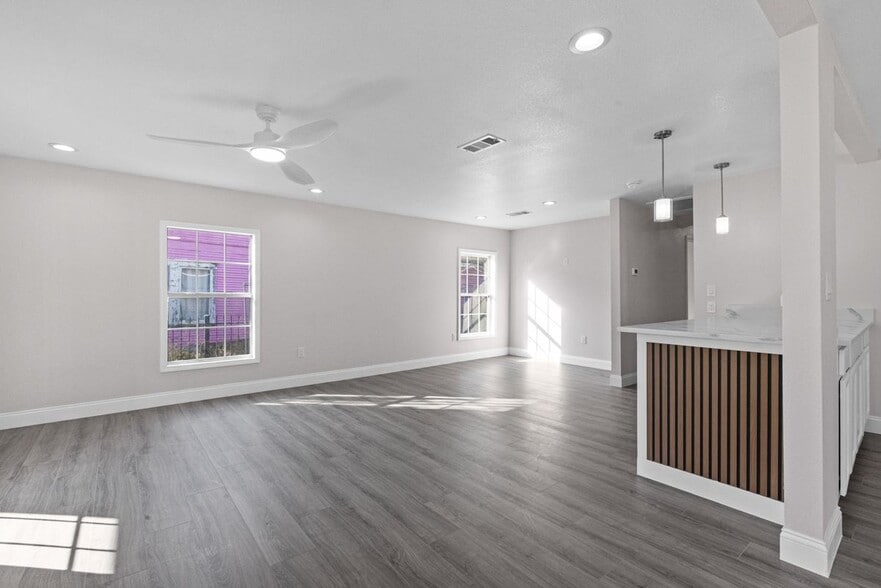 Building Photo - 2435 Sharon St