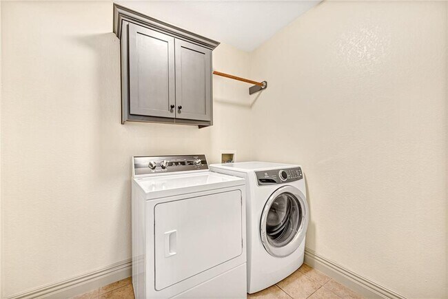 Building Photo - 103 NE Chicory Ln