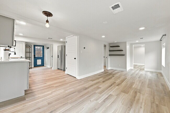 Building Photo - $2,345.95 with $300 Off The First Month's Rent, 2 Beds - 1 Bath, Single Family Home in Englewood ...