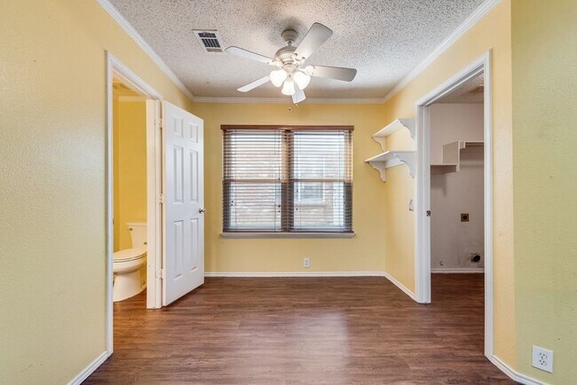 Building Photo - 220 High Pointe Ln