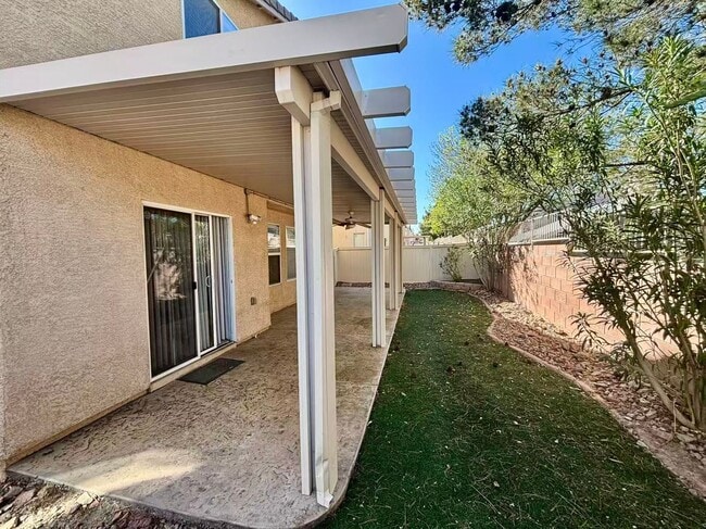 Building Photo - Beautiful 4 bedrooms home in desirable Green Valley