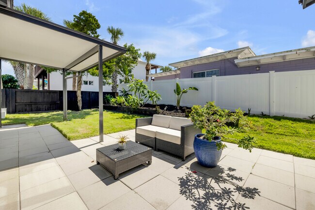 Building Photo - 1707 N Peninsula Ave