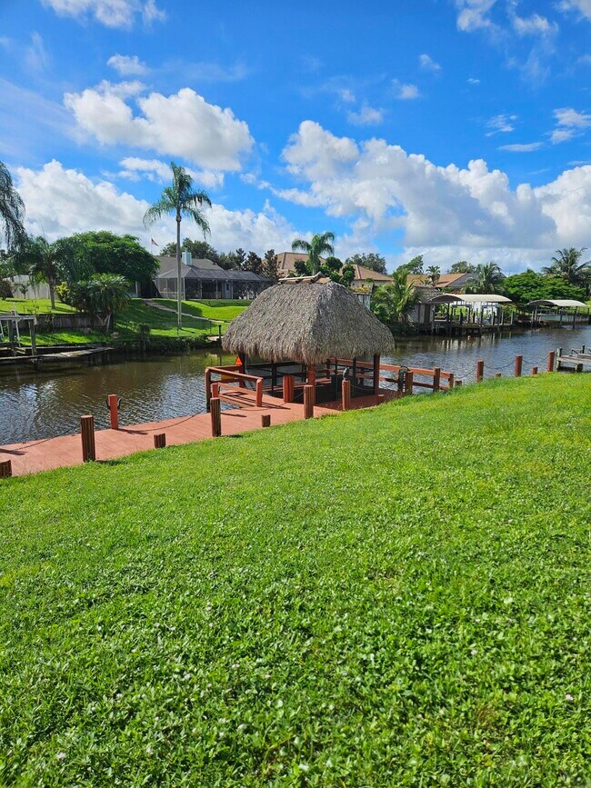 Building Photo - 382 SE Naranja Ave