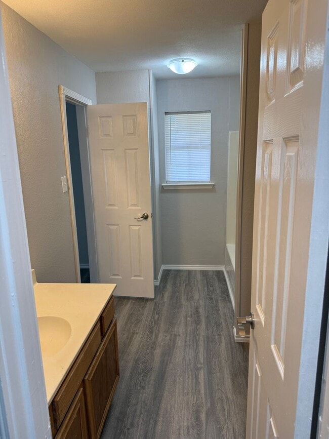 Building Photo - 3 Bedroom 1 Bath Home Available
