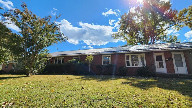 Primary Photo - Newly Renovated Sapphire Manor Condo