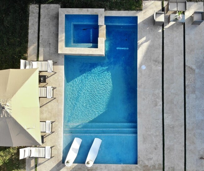 Building Photo - 1814 NW 14th Ave