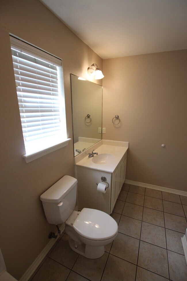 Building Photo - Stunning 3 Bedroom in Vineyard Estates! Av...