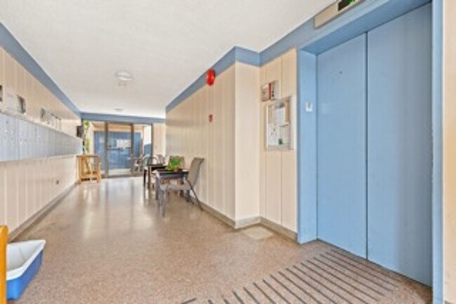 Building Photo - Move-In Ready Salt Lake Condo – Freshly Up...