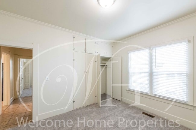 Building Photo - Sprawling 4 bed/2bath Craftsman Home