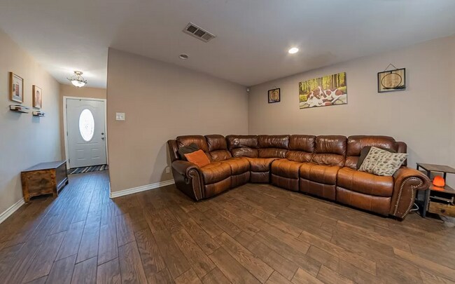 Building Photo - 320 Meadow Dr