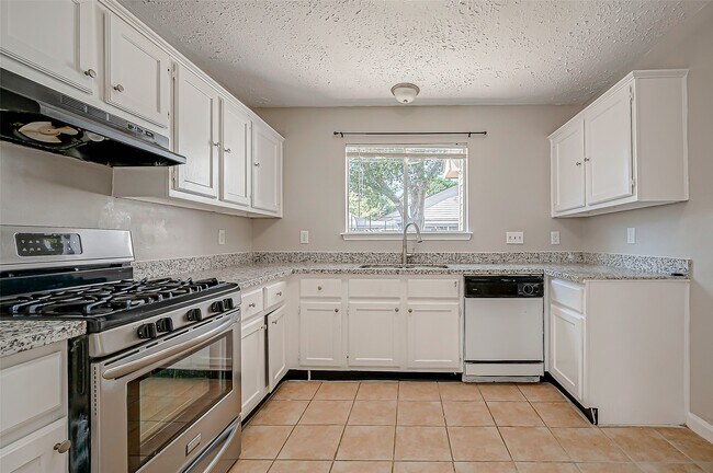 Building Photo - 7111 Village Lake Dr