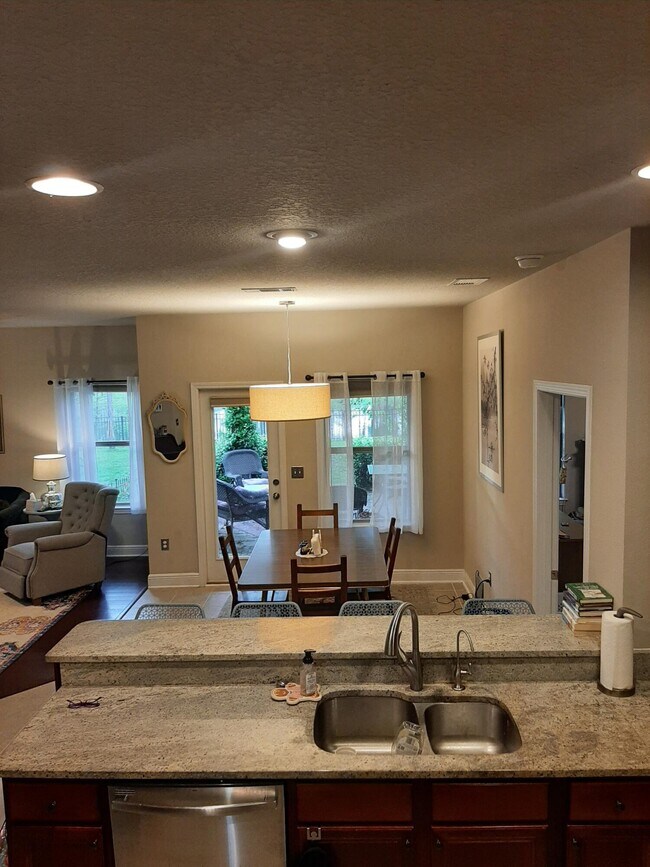 Building Photo - 554 Camellia Ct