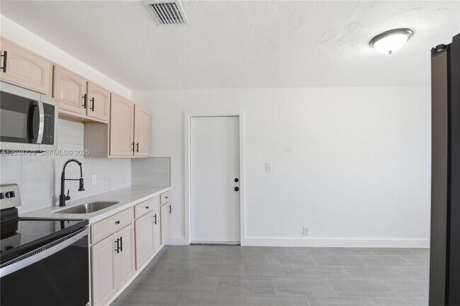Building Photo - 921 NW 5th Ave