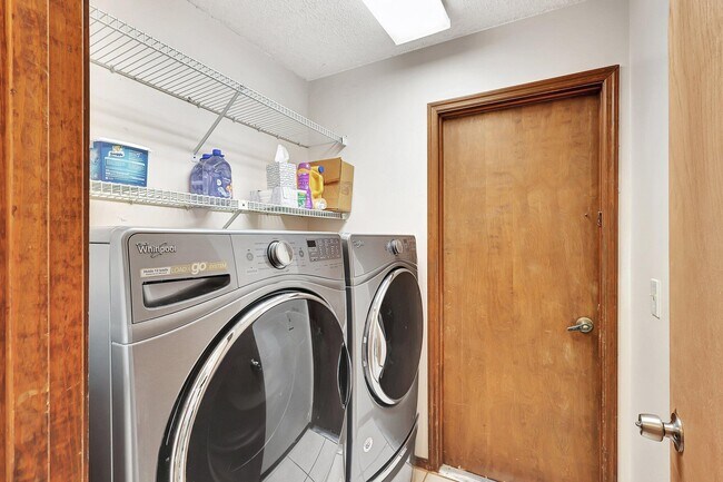 Building Photo - 362 SE Calmoso Dr