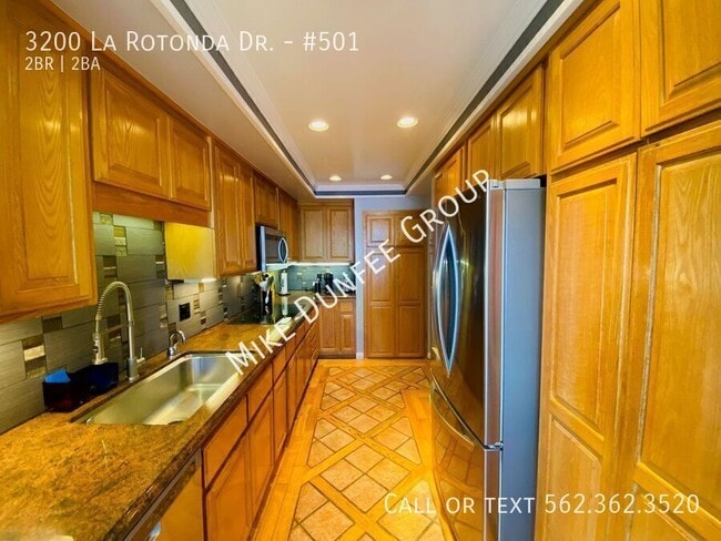 Building Photo - 3200 La Rotonda Dr