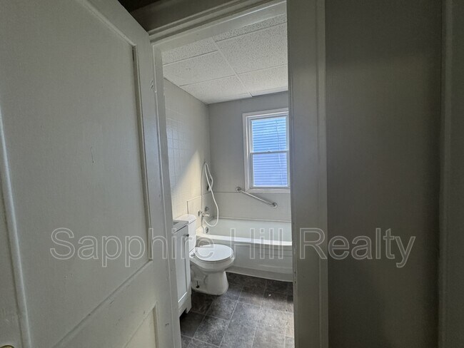 Building Photo - 4056 E 136th St