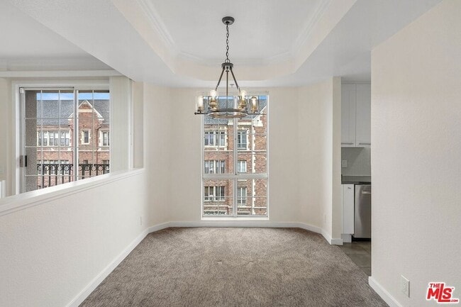 Building Photo - 585 N Rossmore Ave